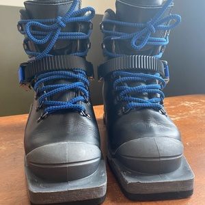 Merrell three pin ski boots in very good condition